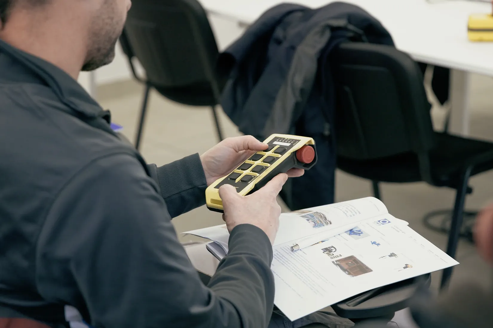 corso-formazione-uso-carroponte-formazione-teorico-pratica-per- lavoratori-addetti-uso-carroponte-radiocomando-omis