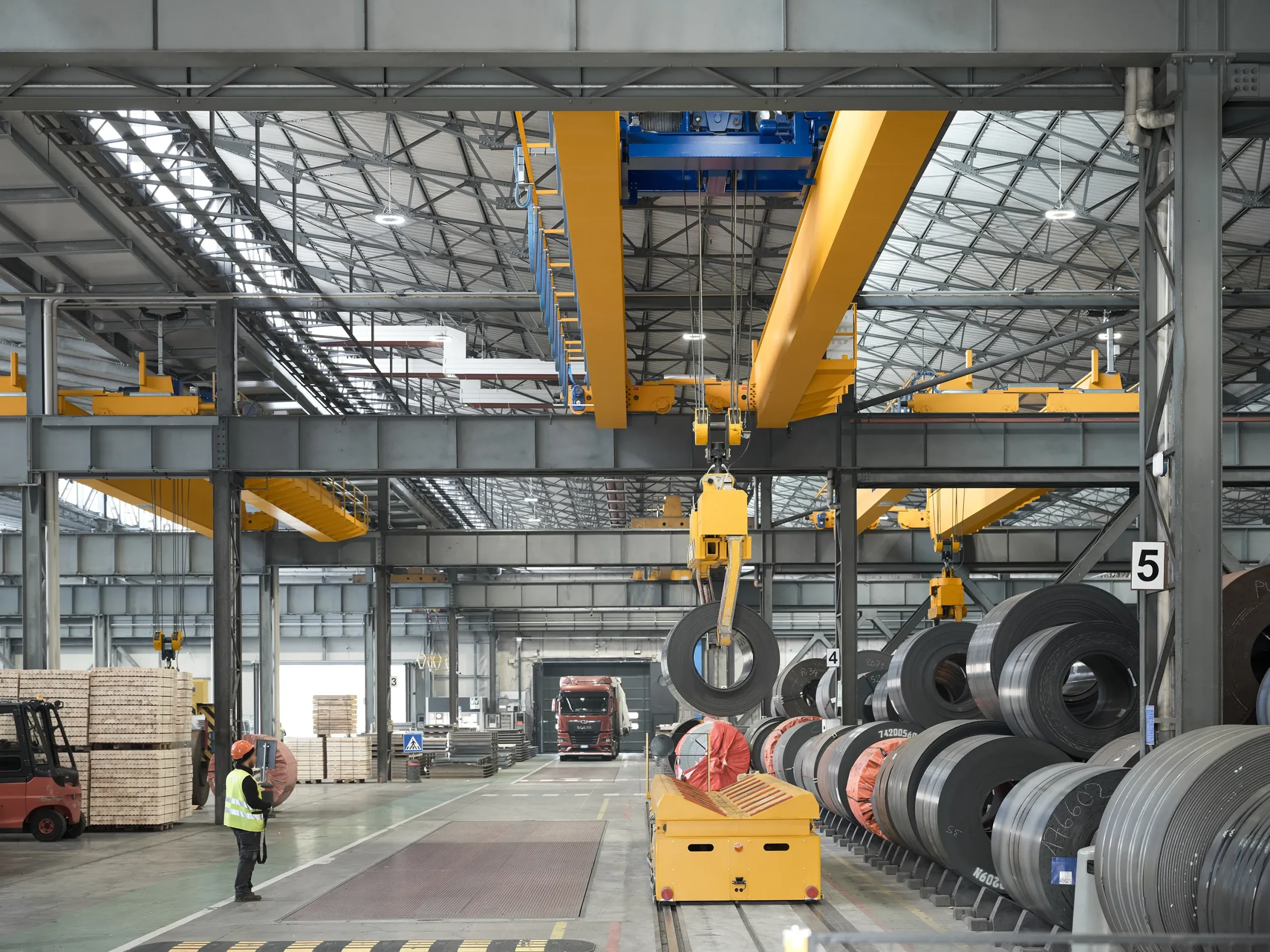 gallery - Cover double-girder overhead crane 35t unloading coils sidastico Omis 