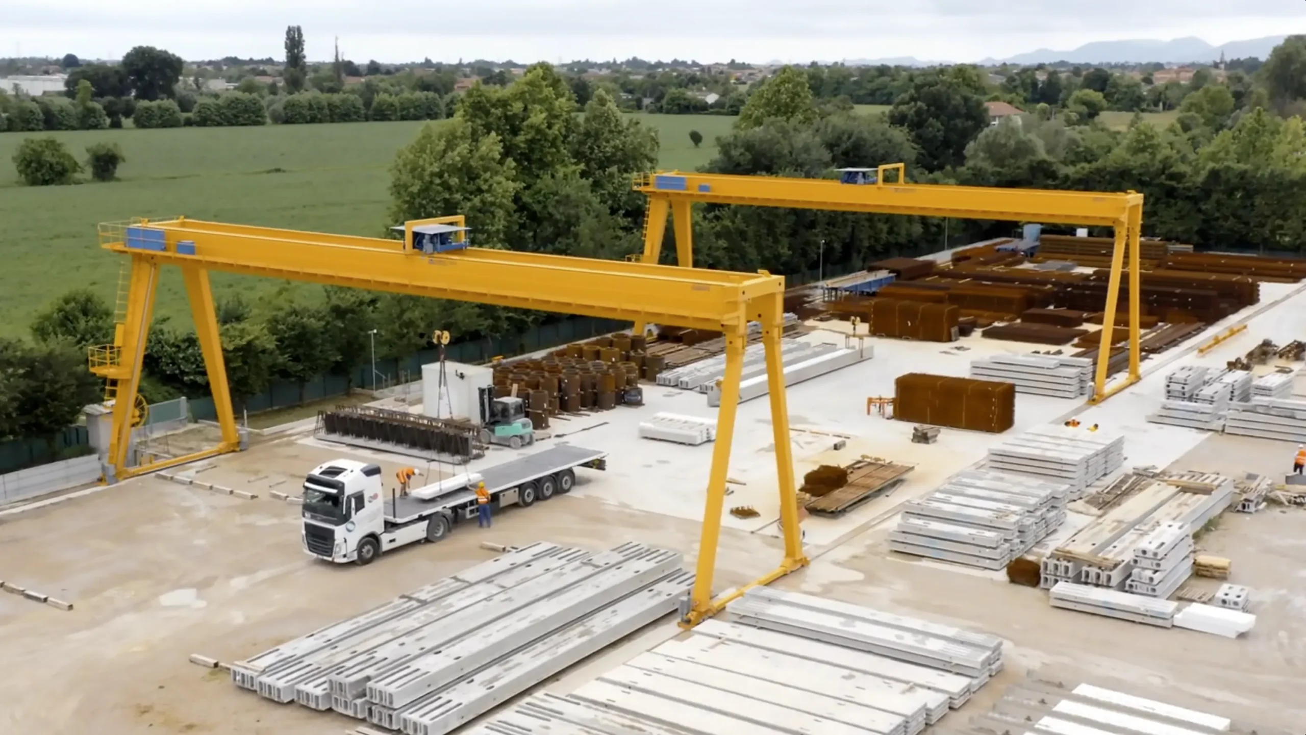 gallery - Double-girder gantry crane 20t esse solai external view handling truck loading Omis 