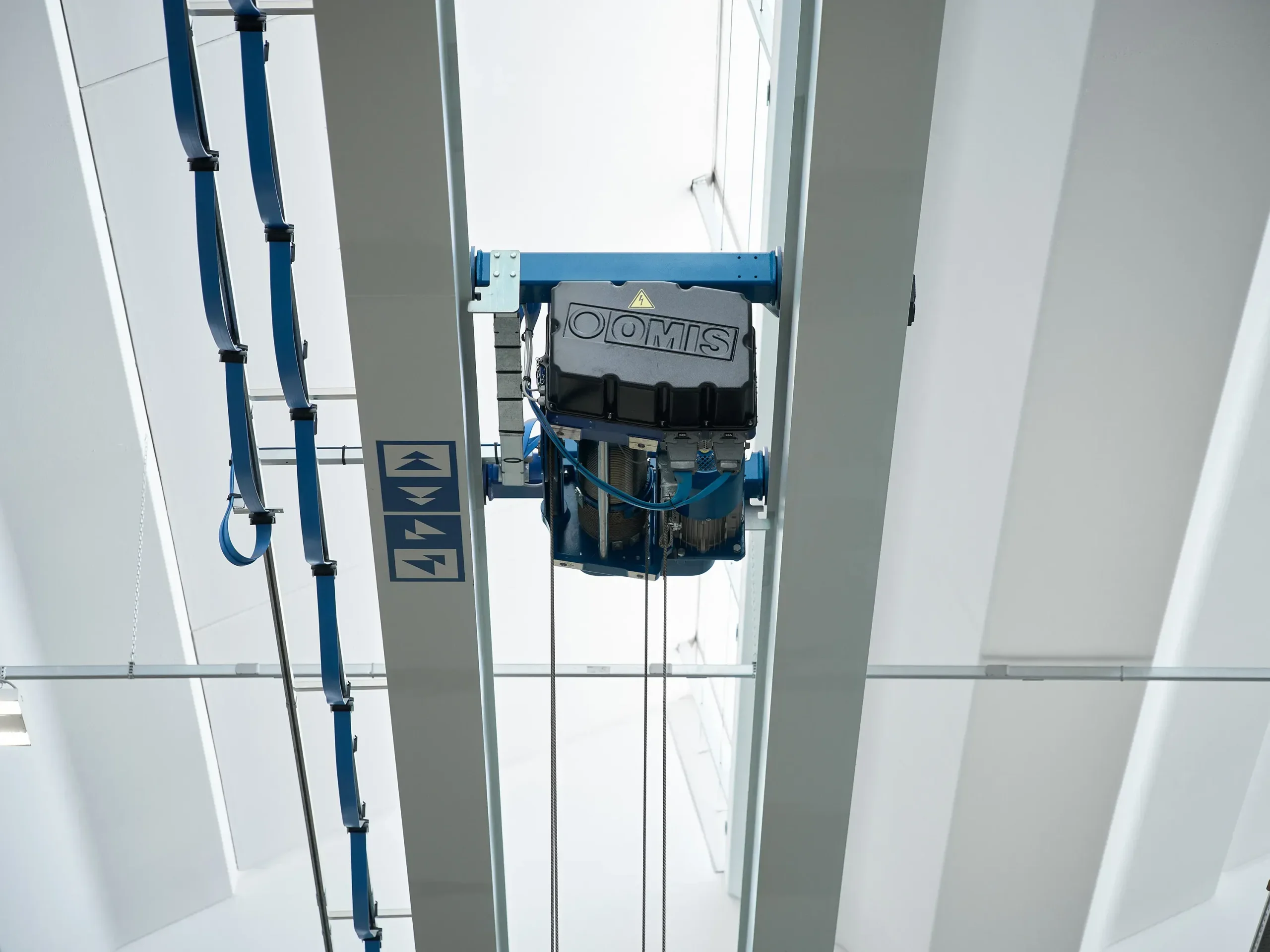 gallery - Double-girder hoist 10t side view electrical panel Omis 