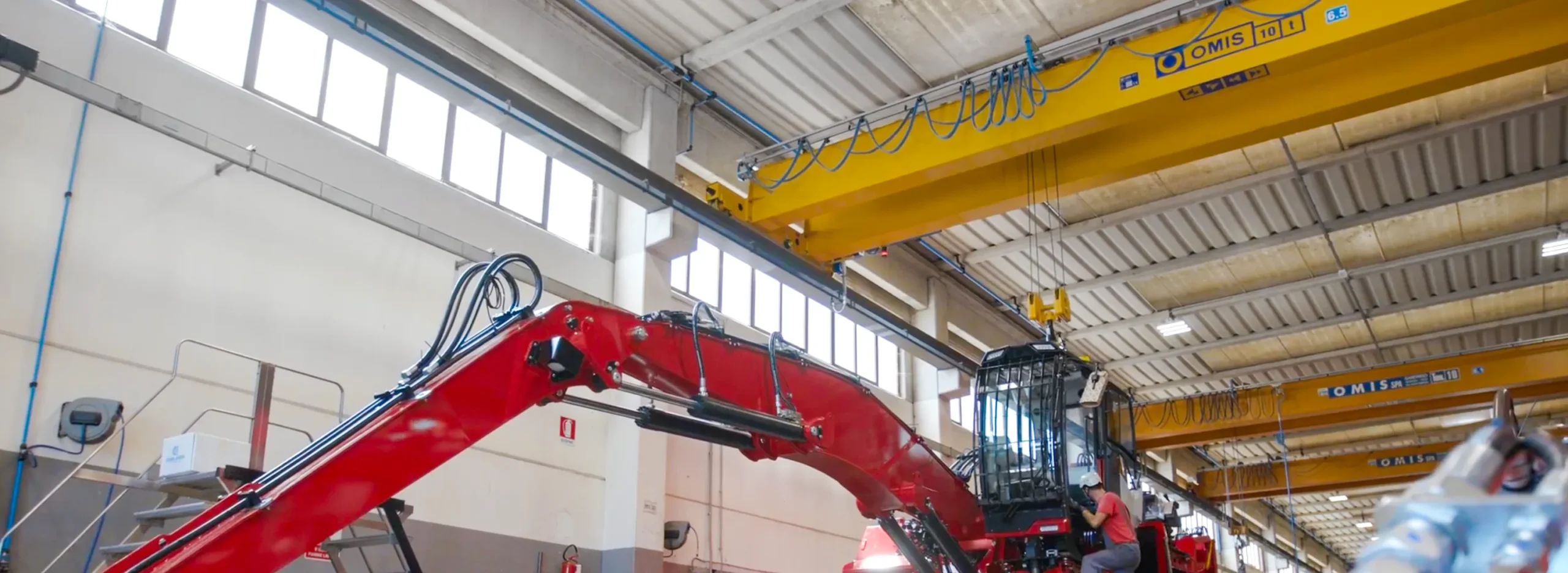 gallery - Final banner double-girder gantry crane 5t solmec painting system detail Omis 