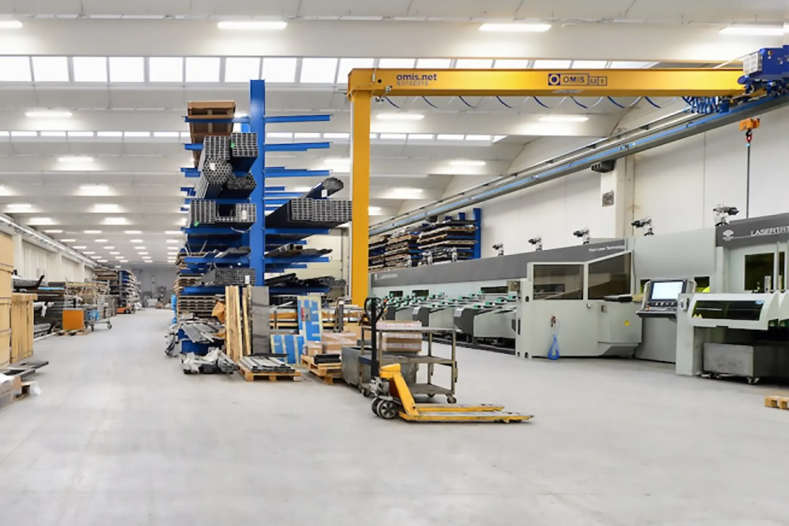 gallery - Semi-gantry crane 3 2t pipes profiles storage unit Omis 