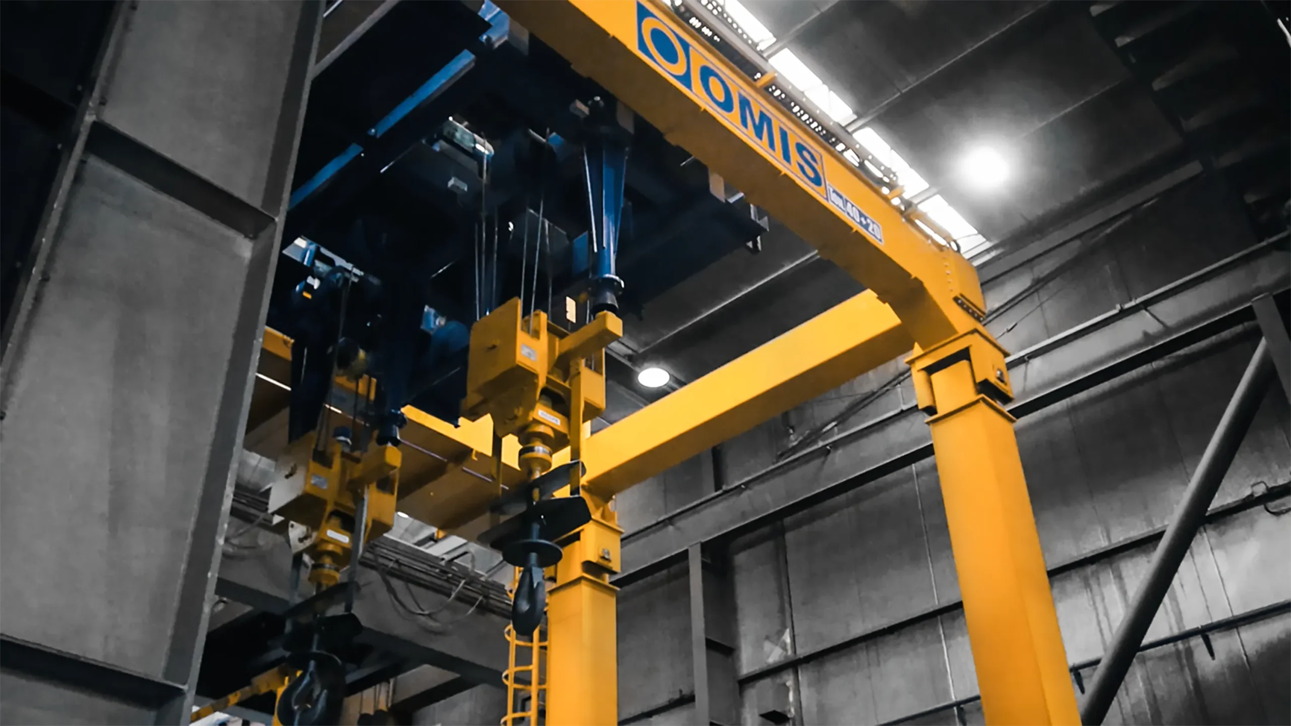 gallery - Semi-gantry crane foundry 40t 20t Omis 