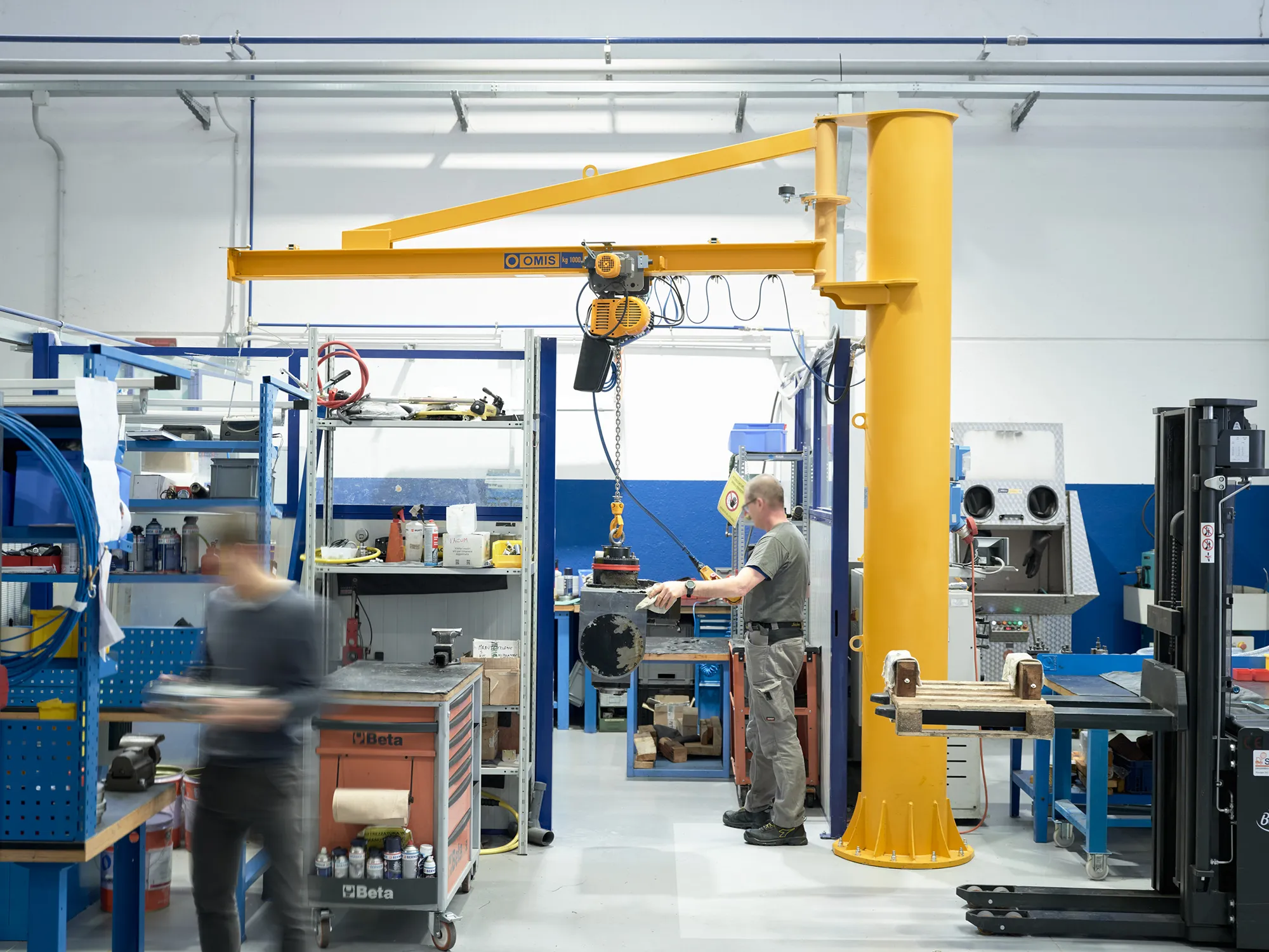 jib-crane-1000kg-maintenance-department-man-lifting-reference-fly-omis