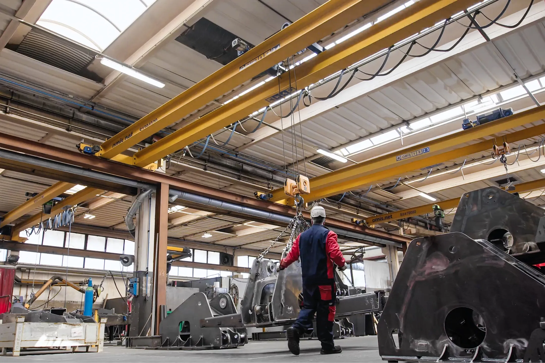 overhead-cranes-2000kg-GAE-workstation-1-omis overhead-cranes-2000kg-GAE-workstation-1-omis