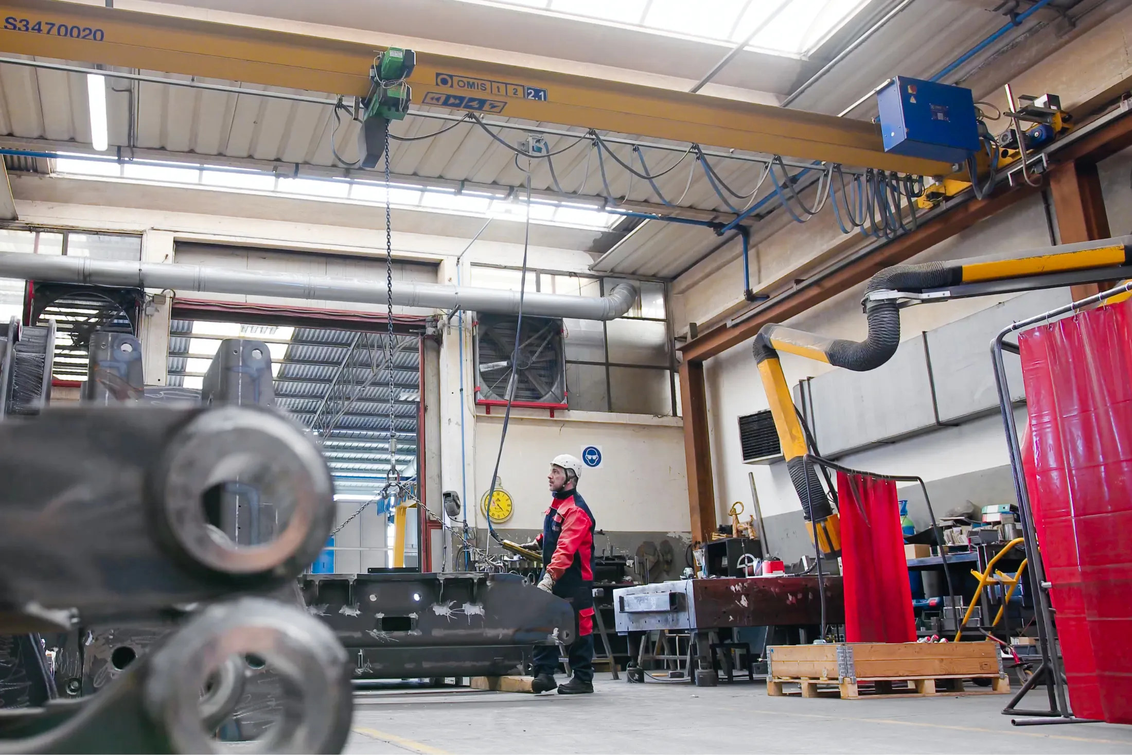 overhead-cranes-2000kg-GAE-workstation-2-omis overhead-cranes-2000kg-GAE-workstation-2-omis