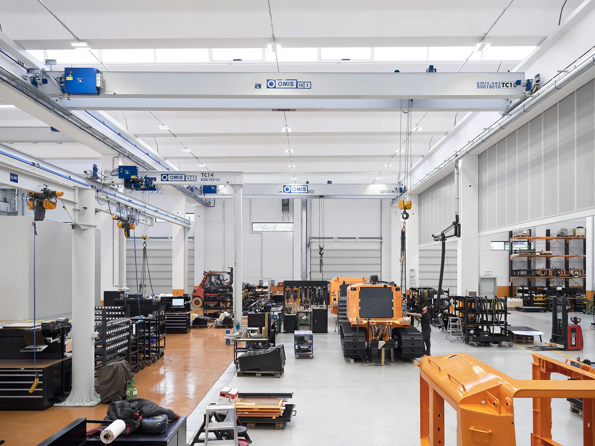 overhead-cranes-double-girder-crane-10t-20t-4t-winch-production-view-reference-FAE-omis