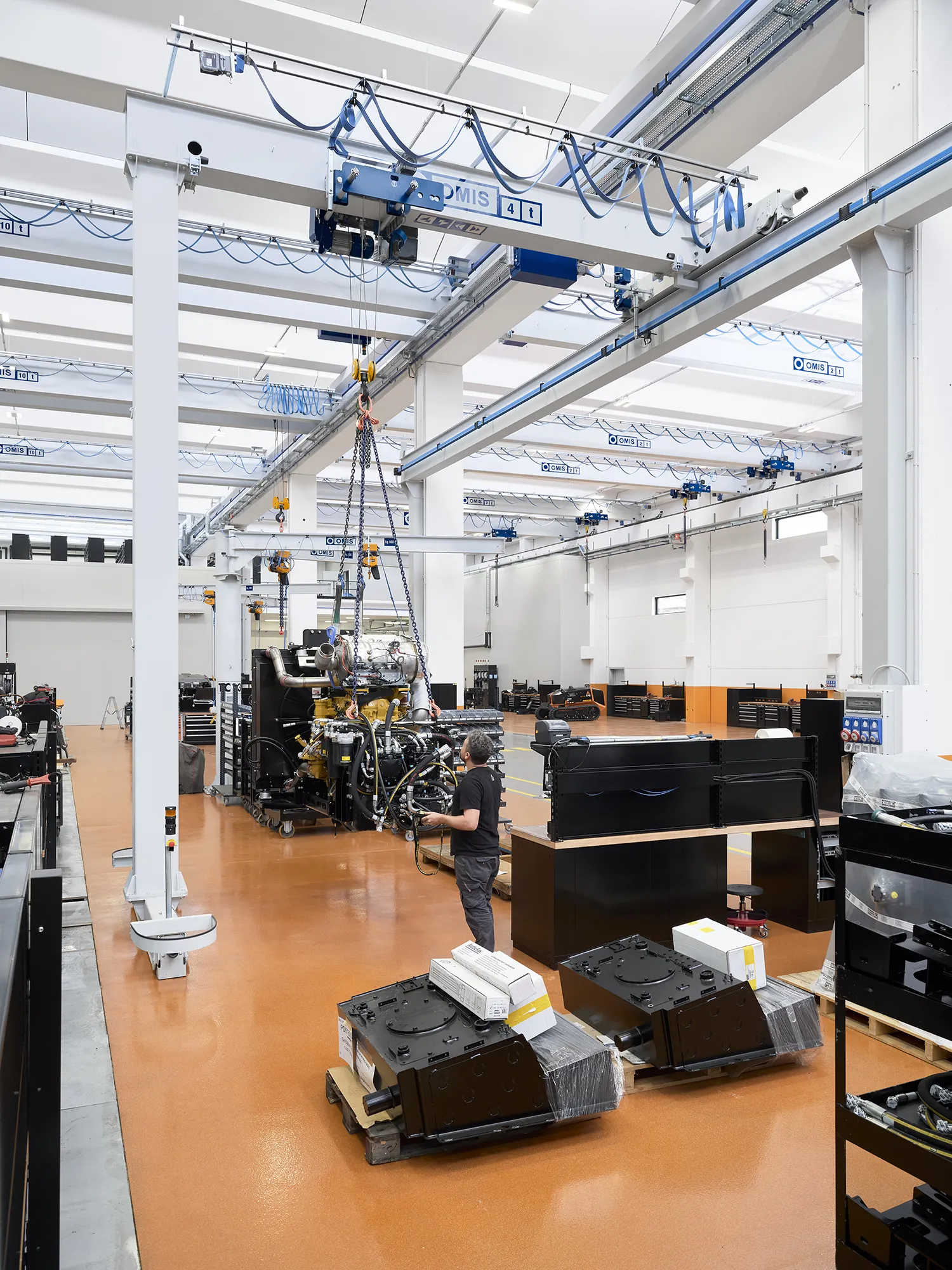 semi-gantry-crane-4t-winch-lifting-motor-reference-FAE-omis