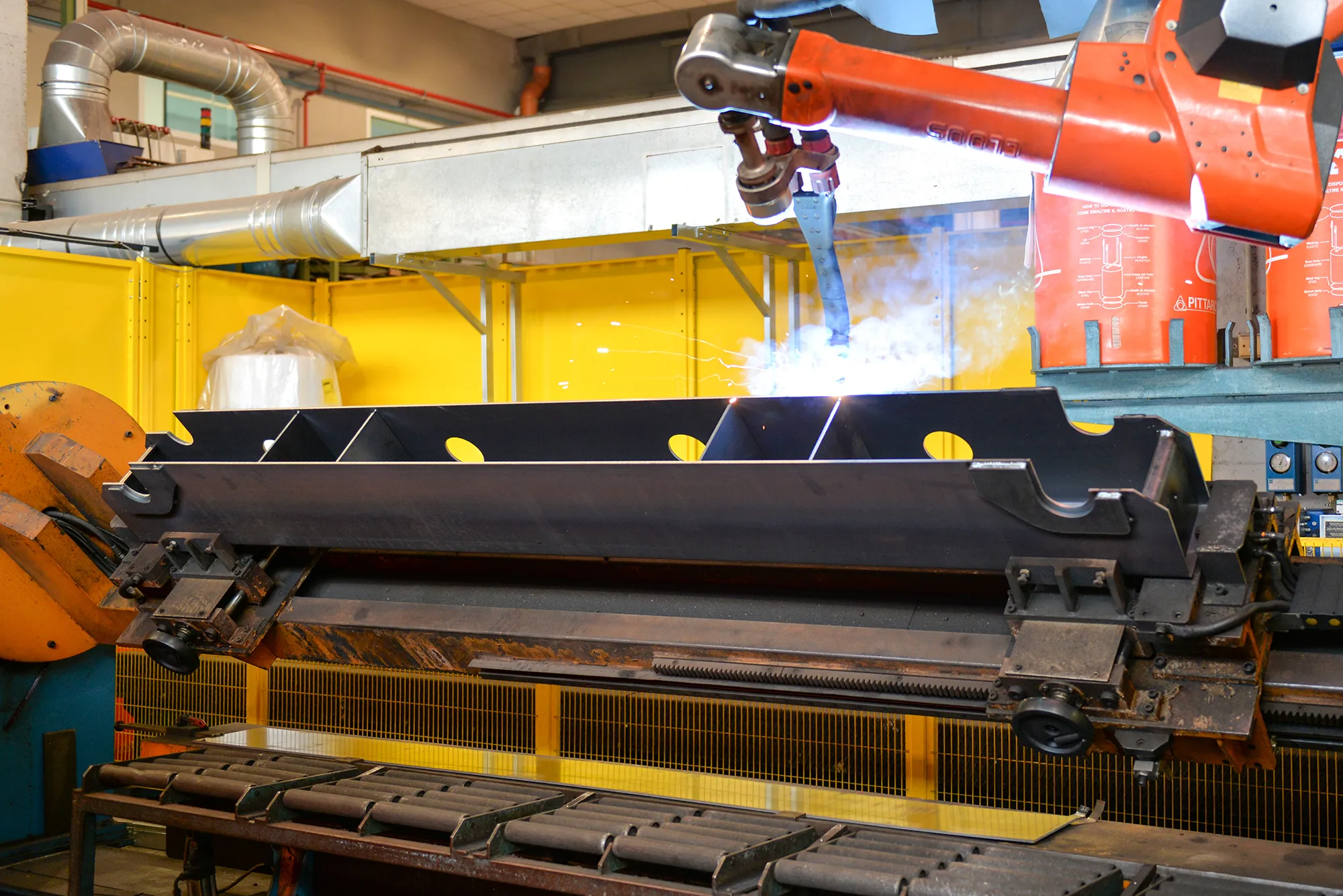 end-carriage-overhead-crane-welding-production-front-view-omis end-carriage-overhead-crane-welding-production-front-view-omis