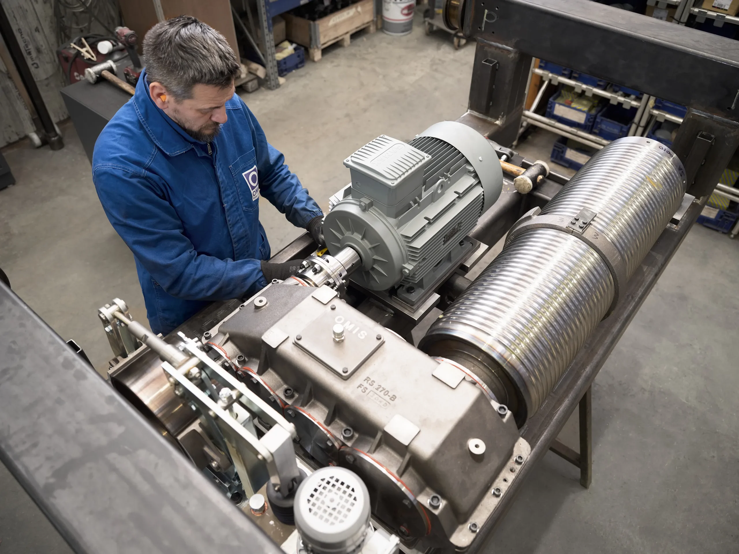 open-barrel-winch-10t-assembly-internal-production-12-omis