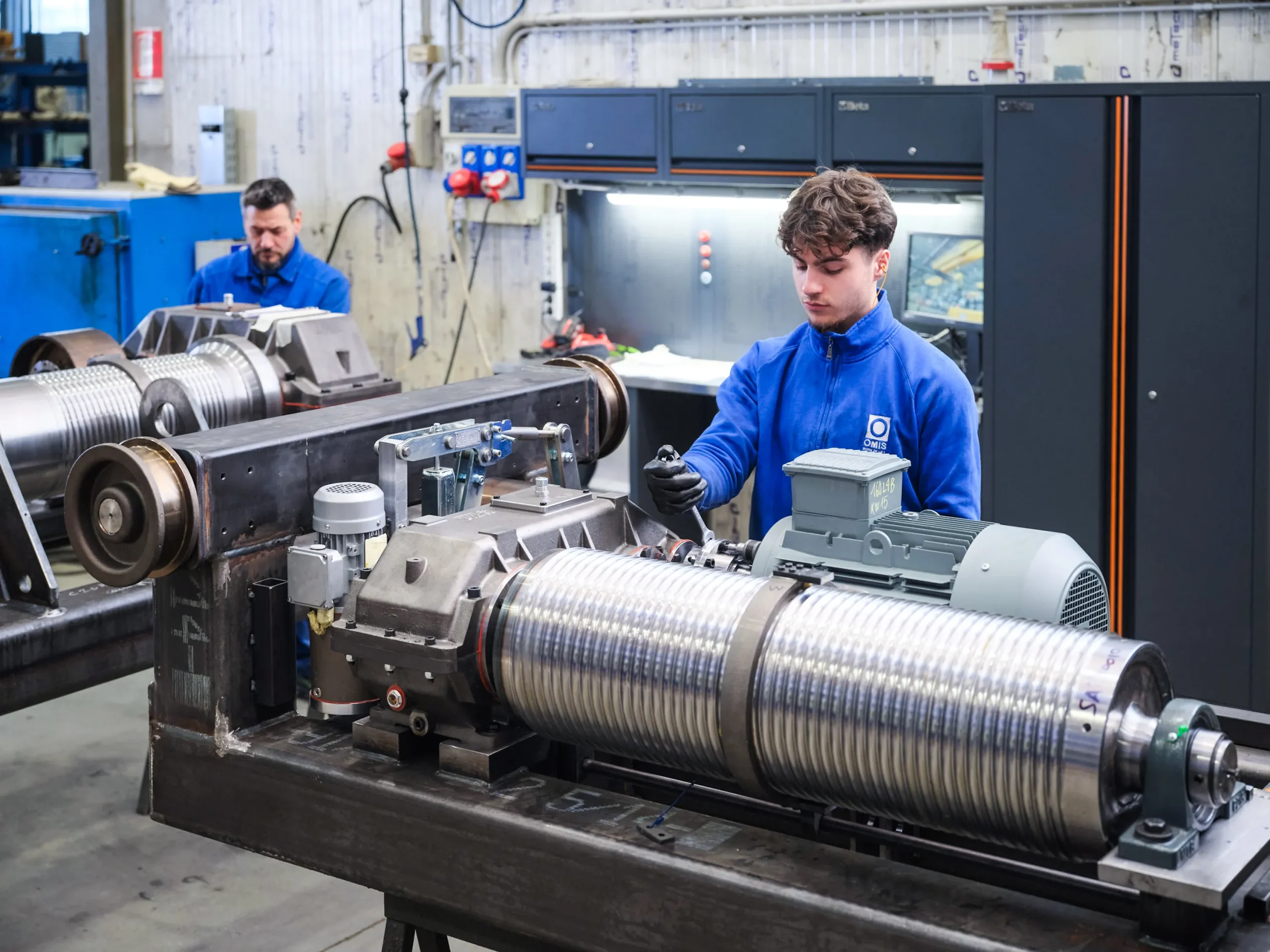 open-barrel-winch-10t-assembly-internal-production-drum-view-13-omis